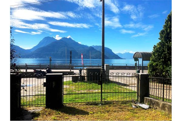 Lago di Como, San Siro, nuovo bilocale con giardino in villa frontelago. lagodicomosansironuovobilocale12.jpg
