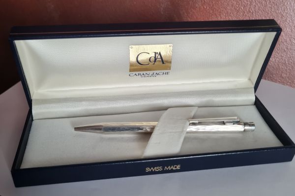 Penna a sfera  Caran d'Ache Geneve vintage completa di custodia originale pennaasferacarandachegenevevin.jpg