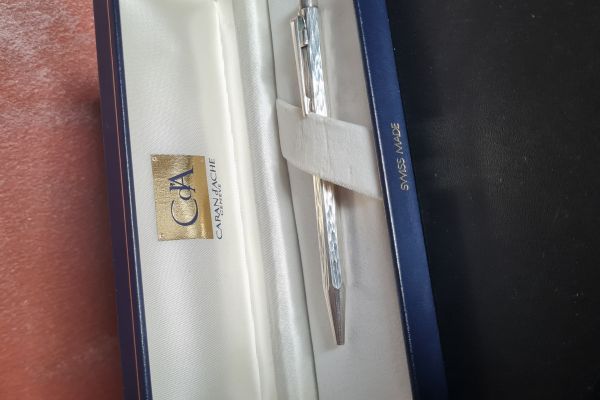 Penna a sfera  Caran d'Ache Geneve vintage completa di custodia originale pennaasferacarandachegenevevin1234.jpg