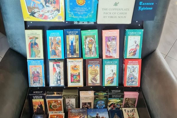 Antica valigia  con collezione  tarot vintage N° 35 mazzi ,realizzata in bakelit anticavaligiaconcollezionetaro.jpg