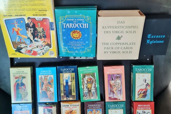 Antica valigia  con collezione  tarot vintage N° 35 mazzi ,realizzata in bakelit anticavaligiaconcollezionetaro1.jpg