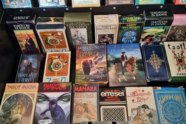 Antica valigia  con collezione  tarot vintage N° 35 mazzi ,realizzata in bakelit anticavaligiaconcollezionetaro123.jpg