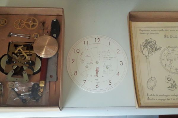 Scatola di montaggio orologio a pendolo EGO prima edizione 2002. Ogni scatola di scatoladimontaggioorologioapen.jpg