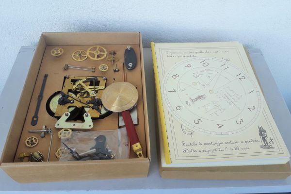 Scatola di montaggio orologio a pendolo EGO prima edizione 2002. Ogni scatola di scatoladimontaggioorologioapen123.jpg