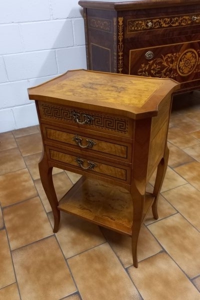 Comodino Epoca Transizione Mod. GRECA in noce e radica di frassino olivato. comodinoepocatransizionemodgre-65af9206e92c7.jpg