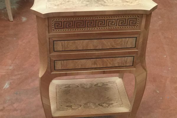 Comodino Epoca Transizione Mod. GRECA in noce e radica di frassino olivato. comodinoepocatransizionemodgre-65af920786584.jpg