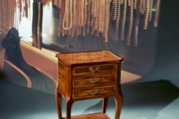 Comodino Epoca Transizione Mod. GRECA in noce e radica di frassino olivato. comodinoepocatransizionemodgre.jpg