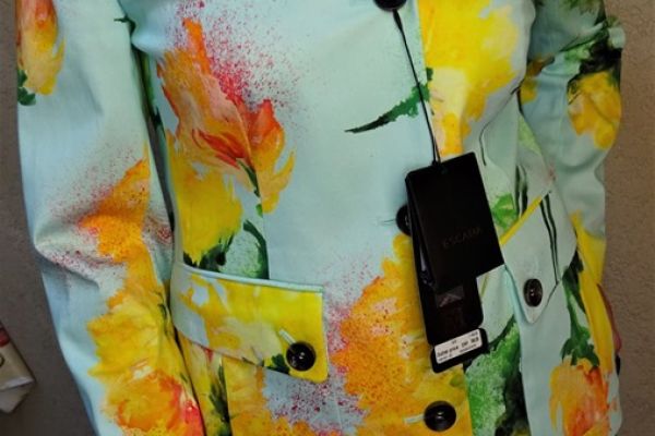ESCADA  ORIGINAL AND NEW!jacket size 40 (46 IT) escadaoriginalandnewjacketsize-666cbcd422c25.jpg