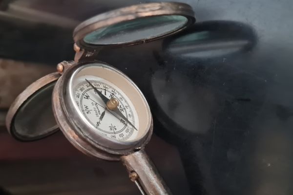 Antico  binocolo pieghevole  francese  ,con bussola e specchio di segnalazione anticobinocolopieghevolefrance1.jpg