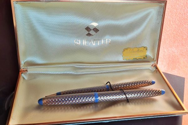 Parure  penne  Sheaffer Lady Skripsert  formata da stilografica e micromina .  V parurepennesheafferladyskripse.jpg