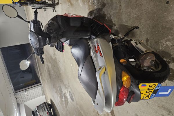 Scooter Daelim 50 targa gialla scooterdaelim50targagialla123.jpg