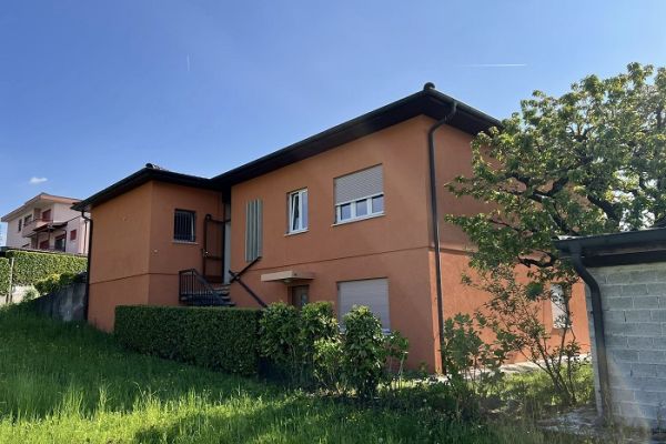 BALERNA - Casa bifamiliare con giardino e posti auto balernacasabifamiliarecongiard1.jpg