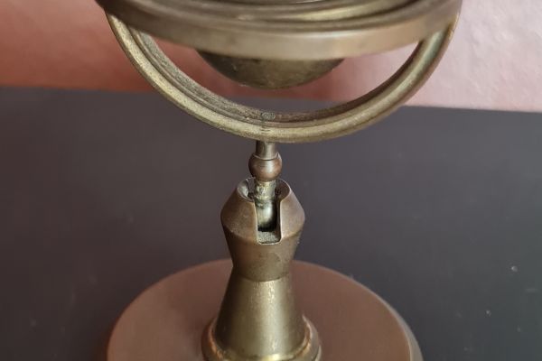 Antica Bussola   in ottone posta su  giunto cardanico e quindi libera di bascula anticabussolainottonepostasugi12.jpg