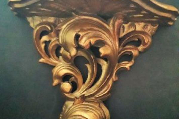 Piccola Mensola in legno dorato con decori fogliati: realizzata in Italia nel pr piccolamensolainlegnodoratocon.jpg