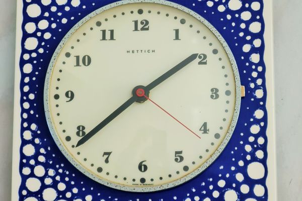 Orologio Hettich  vintage da parete in ceramica, realizzato in Germania . orologiohettichvintagedaparete1.jpg