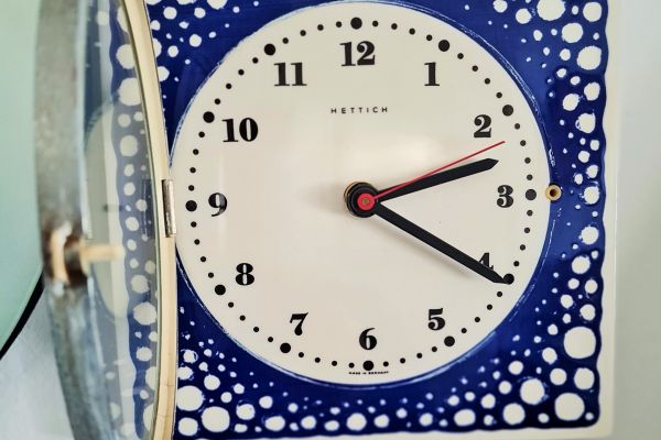 Orologio Hettich  vintage da parete in ceramica, realizzato in Germania . orologiohettichvintagedaparete1234.jpg