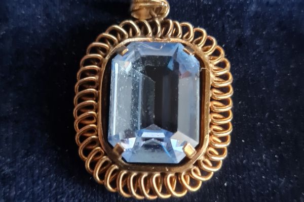 Ciondolo   Art Nouveau con pietra  simil – zaffiro blu  in vetro sfaccettato a m ciondoloartnouveauconpietrasim1.jpg