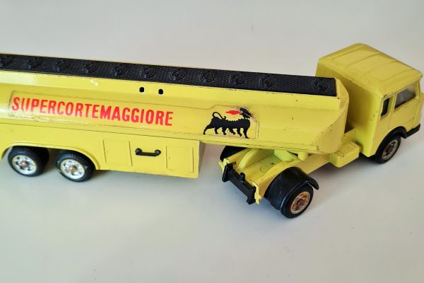 Modellino  PENNY autobotte  Agip  Supercortemaggiore Lancia Esadelta   scala 1/6 modellinopennyautobotteagipsup.jpg