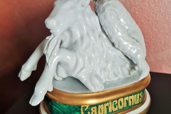 Figurina Porcellana  Mangani vintage  '   CAPRICORNUS '. Perfette condizioni, se figurinaporcellanamanganivinta.jpg