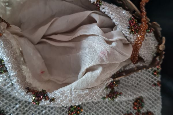 Antica borsetta da sera a mano  ricamata  con perline di vetro, chiusura partico anticaborsettadaseraamanoricam1.jpg