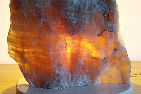 Lampada in marmo travertino ed onice arancio lampadainmarmotravertinoedonic.jpg
