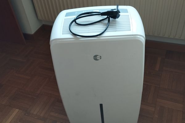 DEUMIDIFICATORE 30 LT fino a stanza di 40 mq. deumidificatore30lt1.jpg
