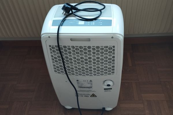 DEUMIDIFICATORE 30 LT fino a stanza di 40 mq. deumidificatore30lt123.jpg