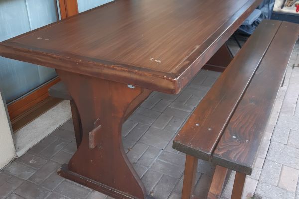Tavolo in legno con panche tavoloinlegnoconpanche.jpg