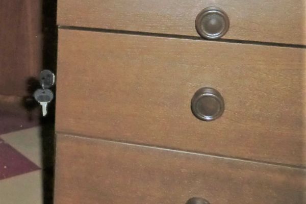 Scrivania in legno per casa o ufficio scrivaniainlegnopercasaouffici12.jpg