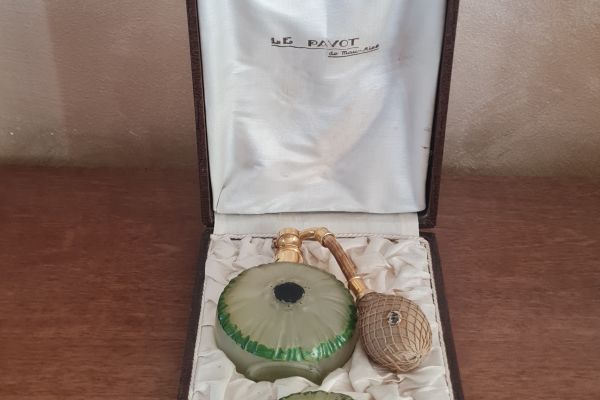 Antica parure”  LE PAVOT “de   Mau   Riel  in vetro da toeletta  primi '900 anticaparurelepavotdemaurielin.jpg