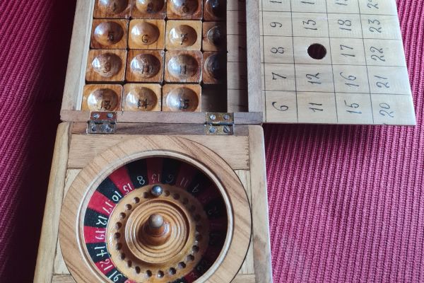 Gioco d'antan  scatola di legno con  una ROULETTE a 24 numeri , giocodantanscatoladilegnoconun.jpg