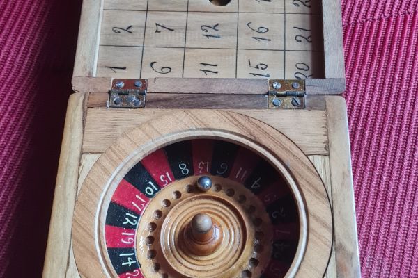 Gioco d'antan  scatola di legno con  una ROULETTE a 24 numeri , giocodantanscatoladilegnoconun1.jpg