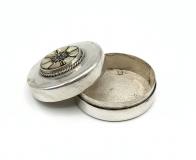Antica scatola portapillole in argento con inserti in madreperla Anticascatolaportapilloleinargentoconinsertiinmadreperla12.jpg