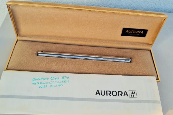 Penna stilo Aurora Hastil, realizzata in acciaio inossidabile lucidato pennastiloaurorahastilrealizza.jpg