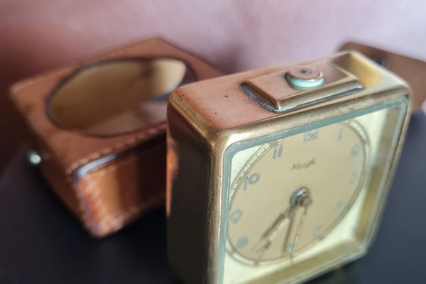 Sveglia da viaggio KINZLE anni '40   in ottone  vetro cristallo , svegliadaviaggiokinzleanni40in1.jpg
