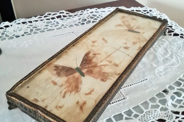 Curioso antico   piccolo  espositore piano    in  metallo  dorato con curiosoanticopiccoloespositore.jpg