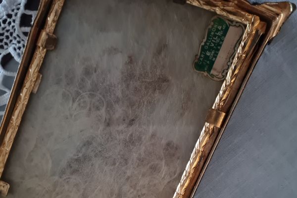 Curioso antico   piccolo  espositore piano    in  metallo  dorato con curiosoanticopiccoloespositore12.jpg
