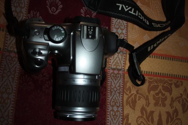 Fotocamera digitale Canon EOS 300D con obiettivo Canon EF 28-90mm Canon. silver fotocameradigitalecanoneos300d.jpg