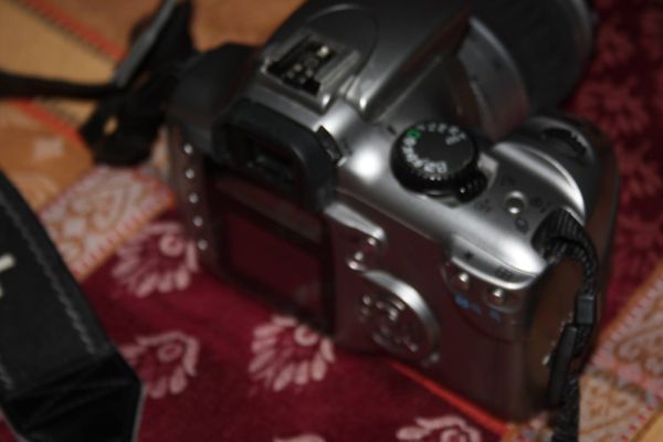 Fotocamera digitale Canon EOS 300D con obiettivo Canon EF 28-90mm Canon. silver fotocameradigitalecanoneos300d1234.jpg