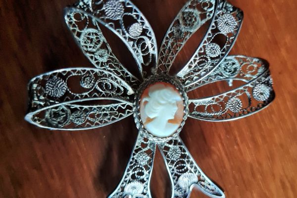 Spilla con  piccolo  cammeo d'epoca    filigrana  argento 800 , spillaconpiccolocammeodepocafi-675e88ad3c2bf.jpg