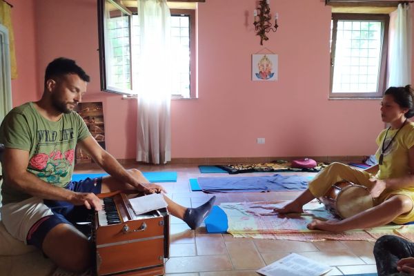 Kirtan, mantra, yoga kirtanmantrayoga.jpg