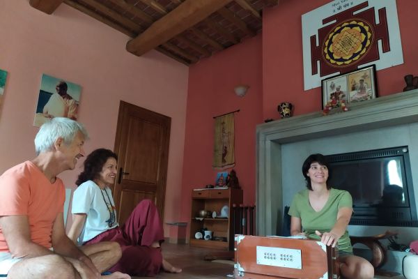 Kirtan, mantra, yoga kirtanmantrayoga1.jpg