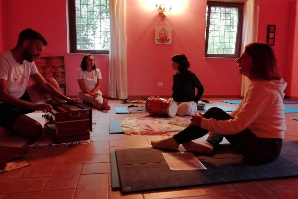 Kirtan, mantra, yoga kirtanmantrayoga123.jpg