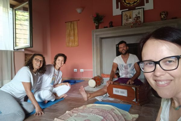 Kirtan, mantra, yoga kirtanmantrayoga1234.jpg